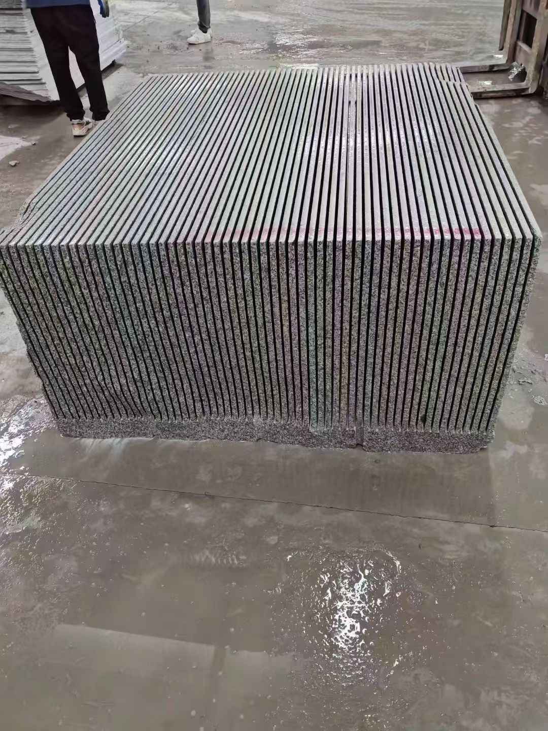 防城港芝麻白毛板荒料切割